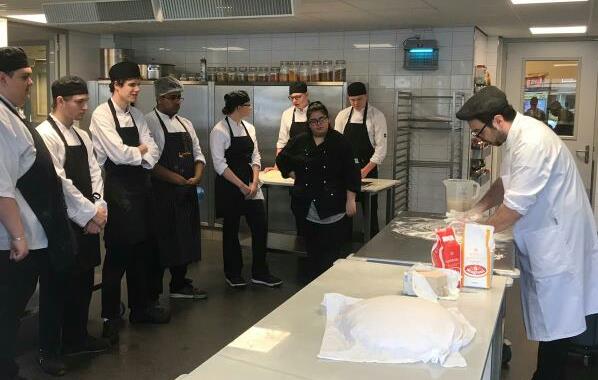 Studenten ROC Mondriaan leerden pizza's bakken voo